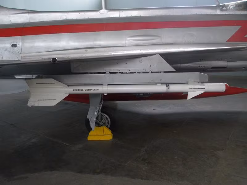 Các phiên bản K-13 đều có kích thước và hình dáng giống hệt tên lửa AIM-9B, với đường kính 127 mm và tầm bắn một km.