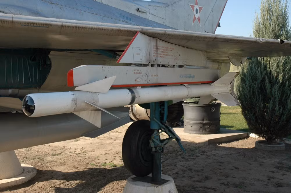 Trong cuộc đụng độ trên không ngày 28/9/1958, tiêm kích F-86 Đài Loan khóa mục tiêu vào chiếc MiG-17 do Liên Xô viện trợ cho Trung Quốc, sau đó phóng một tên lửa AIM-9B. Quả tên lửa đâm thẳng vào tiêm kích MiG-17 nhưng không phát nổ, cho phép phi công trở về căn cứ an toàn với quả tên lửa còn nguyên ở đuôi.