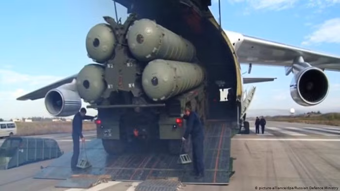 Ấn phẩm lưu ý rằng việc Thổ Nhĩ Kỳ mua S-400 Triumf dẫn đến thực tế là việc hiện đại hóa F-16 Fighting Falcon của không quân nước này, vốn do tập đoàn Lockheed Martin của Mỹ thực hiện đã bị đình chỉ vô thời hạn.