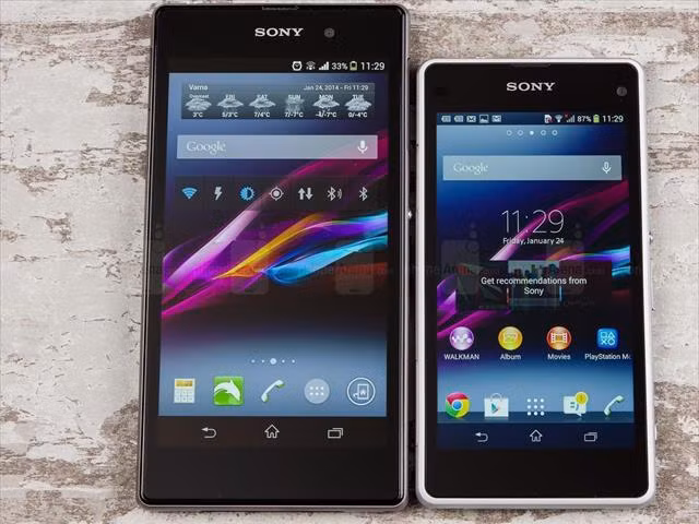 Xperia được trang bị chipset Snapdragon 800 như “người anh lớn” và đi kèm với cấu hình bộ nhớ tương tự - RAM 2GB và ROM 16 GB. Tuy nhỏ bé nhưng thiết bị vẫn có đủ chỗ cho khe cắm thẻ nhớ micro SD nhằm mở rộng dung lượng lưu trữ điện thoại và jack cắm tai nghe 3,5mm, thứ mà nhiều smartphone ngày nay bỏ đi vì không đủ không gian.