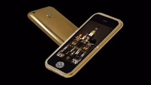 iPhone là một trong những điện thoại phổ biến có phiên bản siêu sang. Là sản phẩm của nhà thiết kế Stuart Hughes, Goldstriker iPhone 3Gs Supreme được chế tác từ 271 g vàng 22 carat, xung quanh đính 136 viên kim cương, logo Apple ở mặt lưng chứa 53 viên kim cương, nút Home chứa viên kim cương lớn 7,1 carat. Hộp đựng sản phẩm làm từ đá granite nguyên khối. Giá bán của chiếc điện thoại này là 3,2 triệu USD. Ảnh: Goldstriker.