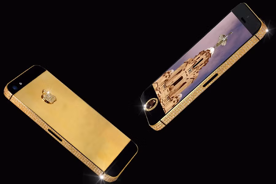  Stuart Hughes cũng là người tạo ra iPhone 5 Black Diamond, chiếc điện thoại đắt thứ hai thế giới với 600 viên kim cương xung quanh, một viên kim cương đen đính vào nút Home. Chiếc iPhone này được sở hữu bởi một doanh nhân Hong Kong tên Joe, phần khung mất 9 tuần để chế tác. Giá của sản phẩm là khoảng 15,3 triệu USD. Ảnh: REX Features.