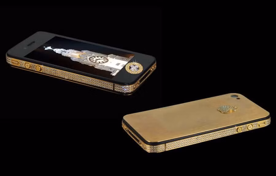 Một thiết kế nổi bật khác của Stuart Hughes là chiếc iPhone 4s Elite Gold với giá 9,4 triệu USD. Phần khung quanh máy được trang trí bằng 500 viên kim cương, nút Home làm từ kim cương 8,6 carat, tặng một viên 7,4 carat dự phòng trong trường hợp viên cũ bị mất. Hộp đựng của sản phẩm được chế tác cao cấp với chất liệu bạch kim, gắn các mảnh xương khủng long với một số loại đá quý như Opal, Pietersite, Charoite, Rutile Quartz và Star Sunstone. Chỉ có 2 chiếc iPhone 4s Elite Gold được sản xuất, một chiếc được cho là thuộc về nữ doanh nhân người Australia. Ảnh: Stuart Hughes .