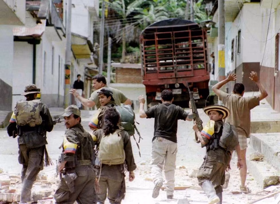 FARC bắt giữ 2 cảnh sát làm con tin trong cuộc tấn công vào thị trấn Dolores tháng 11/1997.