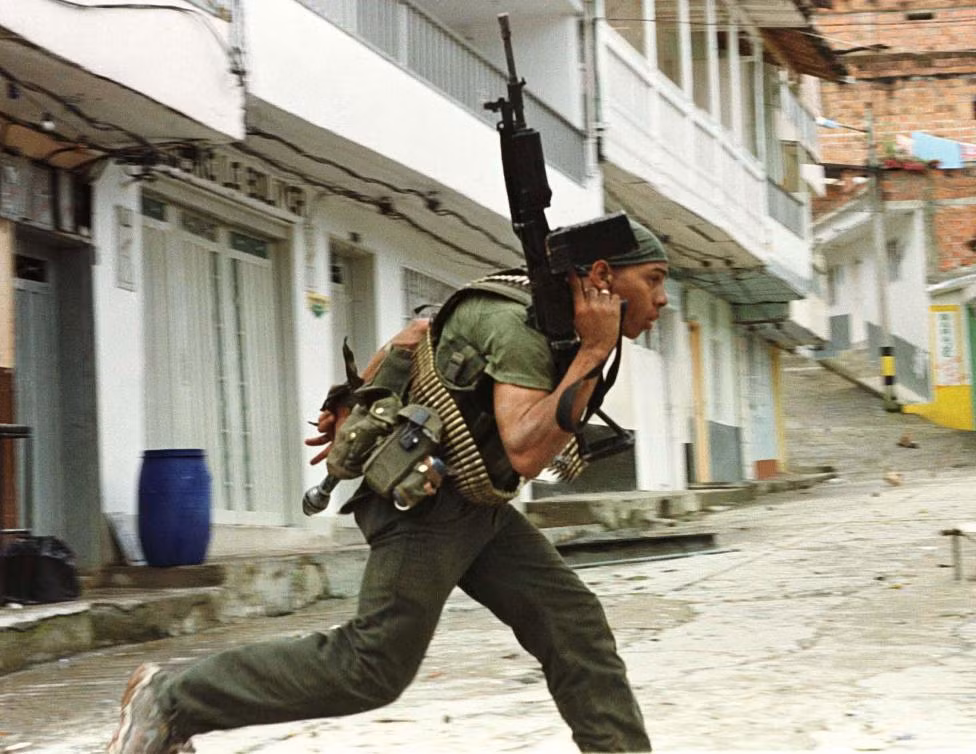 Cảnh sát Colombia tránh đạn trong một cuộc tấn công của FARC ở thành phố Granada, tỉnh Antioquia.
