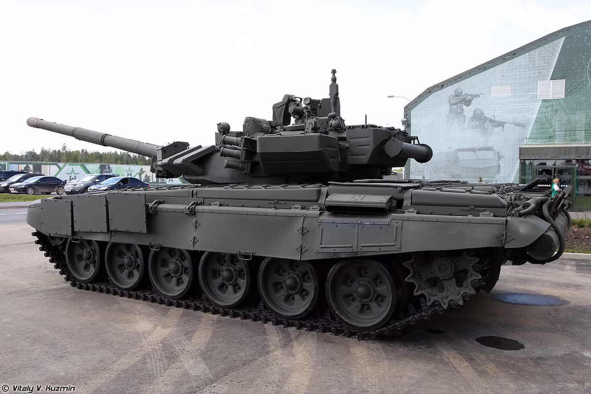 Dòng xe tăng T-90 mod 1992 theo một số tư liệu ít ỏi thì được thiết kế với khung bệ cơ sở tương tự phiên bản T-80U, dùng tháp pháo kiểu T-72B. Nguồn ảnh: Vitaly-Kuzmin