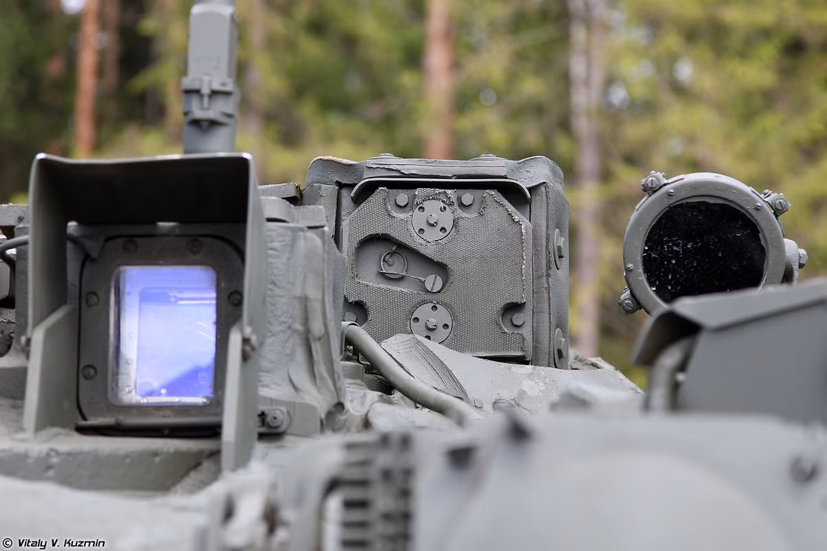 Hệ thống điều khiển hỏa lực của T-90 mod 1992 khá hiện đại, kết hợp pháo chính cho phép nó tiêu diệt mục tiêu cách xa đến 5km trong điều kiện ban ngày khi xe di chuyển tốc độ 90km/h. Nguồn ảnh: Vitaly-Kuzmin
