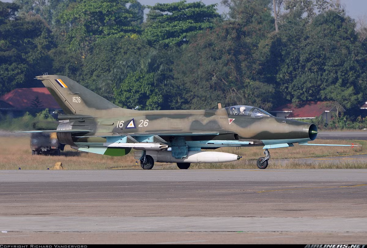 F-7 vốn là phiên bản xuất khẩu của dòng tiêm kích đánh chặn J-7 do Tổng Công ty công nghiệp Thành Đô (Trung Quốc) sản xuất trên cơ sở tham khảo dòng máy bay huyền thoại MiG-21 của Liên Xô. Myanmar hiện có trong biên chế 21 chiếc F-7M (3 chiếc tai nạn) và 6 chiếc FT-7 hai chỗ ngồi dùng trong huấn luyện phi công. Nguồn ảnh: Airlines