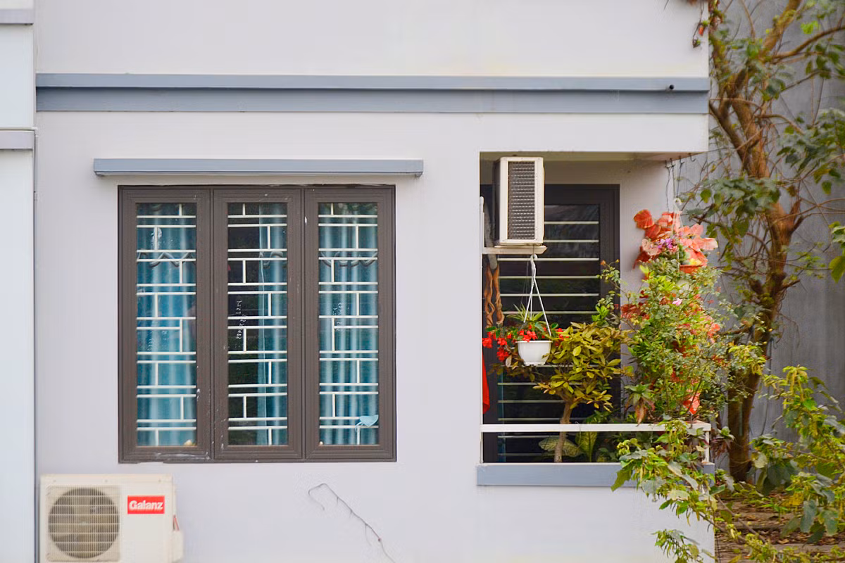 Ngay cả cửa sổ của căn phòng cũng rất đáng yêu.