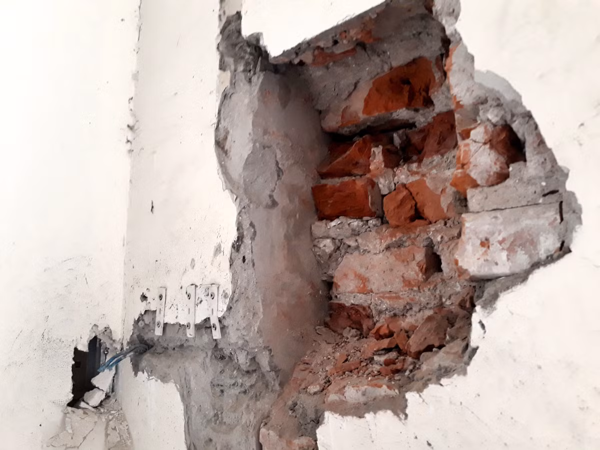 Trần nhà bong tróc, cảm tưởng như có thể sập bất cứ lúc nào.