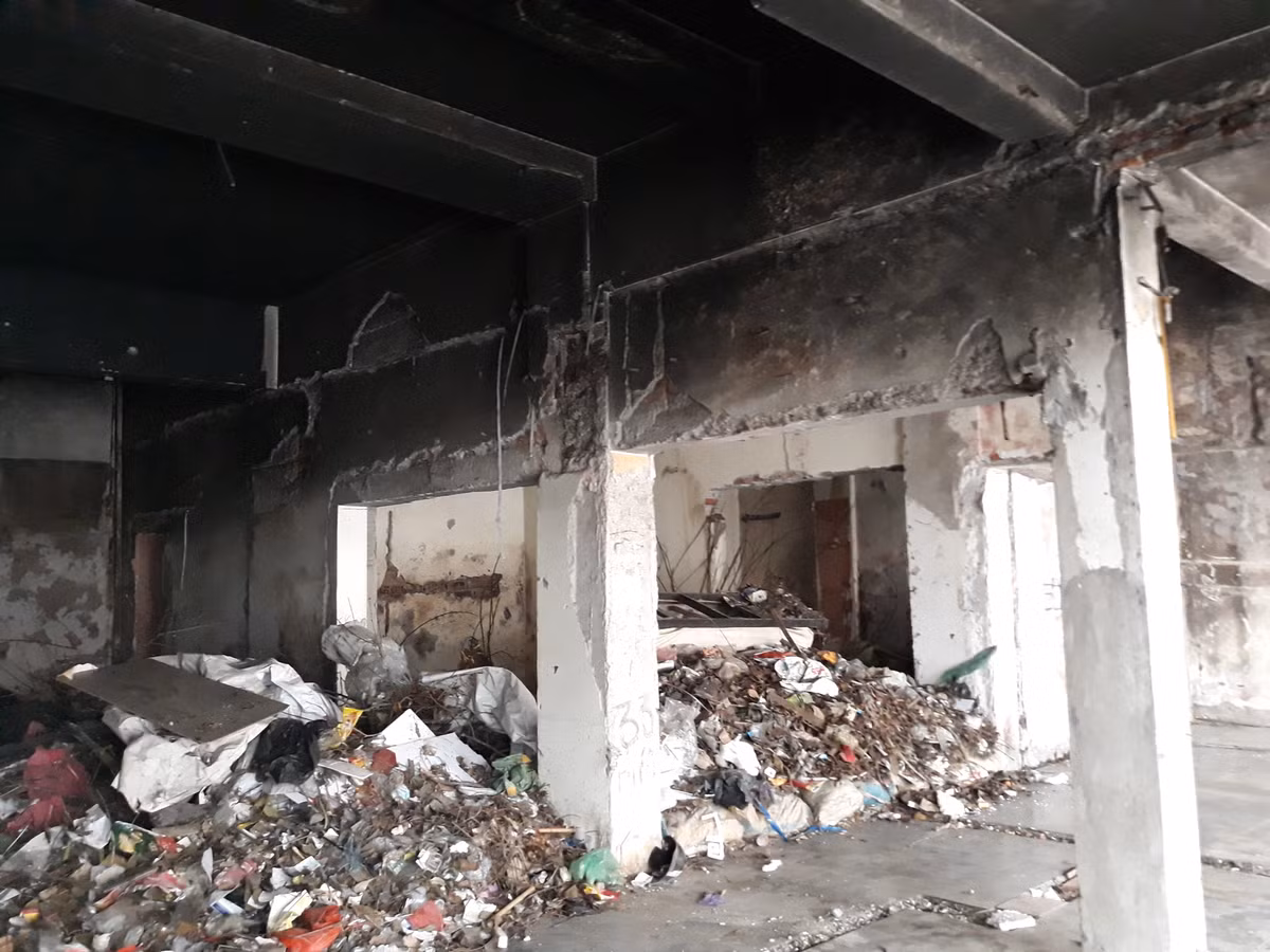 Là dãy nhà mặt tiền "phố vàng" Láng Hạ nhưng đi ngang khu tập thể 93 Láng Hạ, ai cũng có thể ngửi thấy mùi hôi thối bốc lên nồng nặc từ những ki-ốt tầng 1.