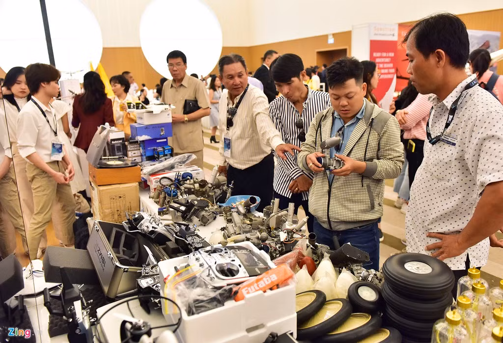 Các thiết bị, động cơ của những loại máy bay mô hình này cũng được giới thiệu tại triển lãm lần đầu tiên được tổ chức ở Việt Nam.