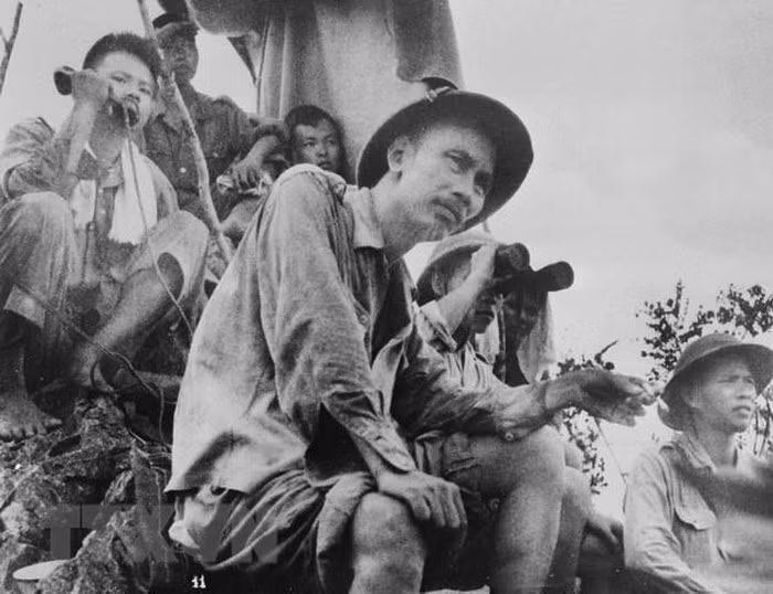 Chủ tịch Hồ Chí Minh trên đường ra mặt trận - Hình 2 Chu tich Ho Chi Minh tren duong ra mat tran-Hinh-2