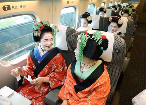 Geisha được cho là đã xuất hiện từ đầu năm 600 sau Công nguyên và trở nên phổ biến vào thế kỷ 18-19. Với tài năng và sự nổi tiếng của từ "geisha", họ được mời đi lưu diễn ở nhiều nơi trên thế giới. Điều này khác với suy nghĩ của nhiều người cho rằng, geisha chỉ xuất hiện tại những căn phòng khép kín và chỉ ở Nhật Bản. Ảnh: Mirror.