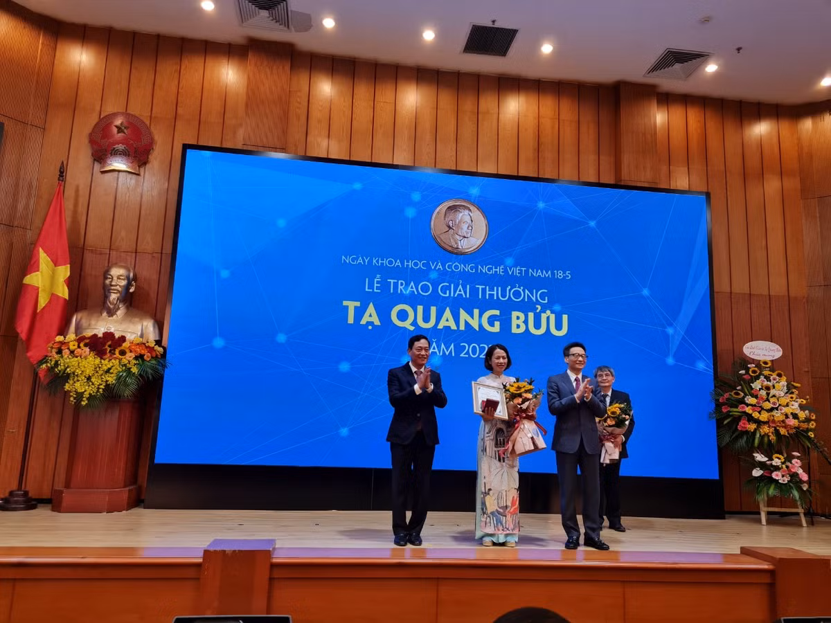 Hai nha khoa hoc xuc dong khi nhan Giai thuong Ta Quang Buu 2022-Hinh-3