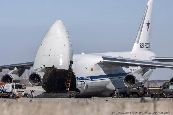 Ít nhất có 2-3 chiếc Mi-24 đã được tháo rời cánh quạt, không vận về Nga bằng máy bay vận tải Antonov An-124 Ruslan. Thông tin này có lẽ khiến cho phiến quân IS thở phào khi chúng nếm đủ đòn đau trong suốt những tháng qua từ trực thăng Mi-24.