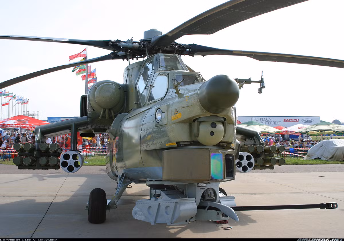 Cabin trực thăng Mi-28 được bọc giáp toàn phần với kính chắn gió có thể chống được đạn 12,7mm và 20mm đem lại khả năng sống sót cao trên chiến trường.