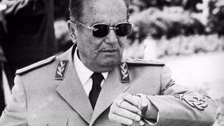 Năm 1949, Tito biết được về sự hiện diện của một quả bom nguyên tử ở Liên Xô. Nghèo khó và suy yếu do cuộc chiến với Đức Quốc xã, Nam Tư không có đủ nguồn lực để bắt tay vào việc tạo ra đầu đạn hạt nhân của riêng mình. Tuy nhiên Tito hy vọng vào thiên tài của nhà vật lý học Pavle Savic. Trước đây, ông đã nghiên cứu vật liệu phóng xạ tại Viện Radium ở Paris, còn được gọi là Viện Curie.