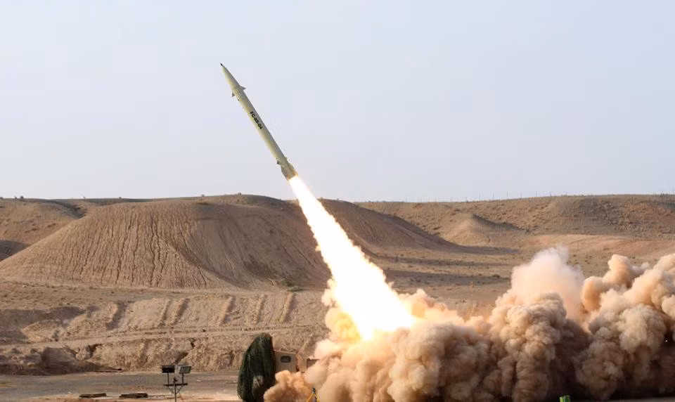 Nhưng ở chiều ngược lại, một số nhà phân tích cho rằng Iran sẽ chỉ phô trương lực lượng chứ chưa chắc họ đã dám tiến hành vụ phóng tên lửa vào đất Israel vì e ngại hành động quân sự quy mô lớn từ Mỹ.