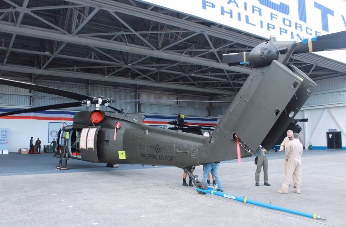 Biến thể trực thăng thế hệ mới như loại S-70i của Philippines đã được cải tiến ở hệ thống điện tử hàng không kỹ thuật số và cấu trúc khung máy bay sẽ cải thiện đáng kể tầm bay, khả năng chuyên chở cũng như khả năng sống sót và tiếp nhận tình huống nhiệm vụ nhanh chóng. Ảnh: Một trong 5 chiếc Black Hawk Không Quân Philippines vừa tiếp nhận.