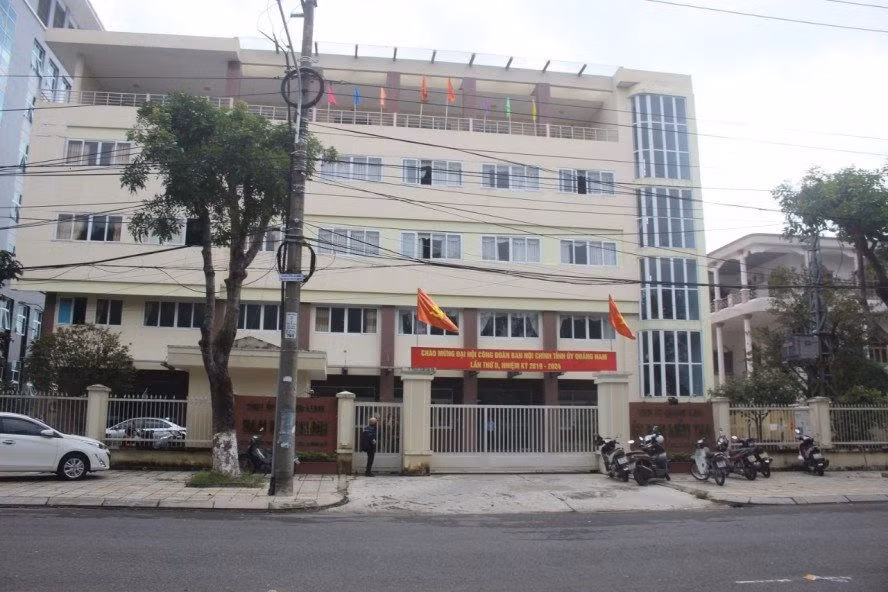  Một cán bộ Ủy ban Kiểm tra Tỉnh ủy Quảng Nam đột tử tại cơ quan: Ngày 15/11/2019, một lãnh đạo Văn phòng Tỉnh ủy Quảng Nam xác nhận, ông Trần Ph. Th., cán bộ Ủy ban Kiểm tra (UBKT) Tỉnh ủy đã đột tử tại cơ quan. Theo thông tin ban đầu, khoảng 7h cùng ngày, cán bộ, nhân viên UBKT Tỉnh ủy Quảng Nam đến cơ quan làm việc thì hoảng hốt phát hiện ông Th. đã tử vong trong phòng làm việc.