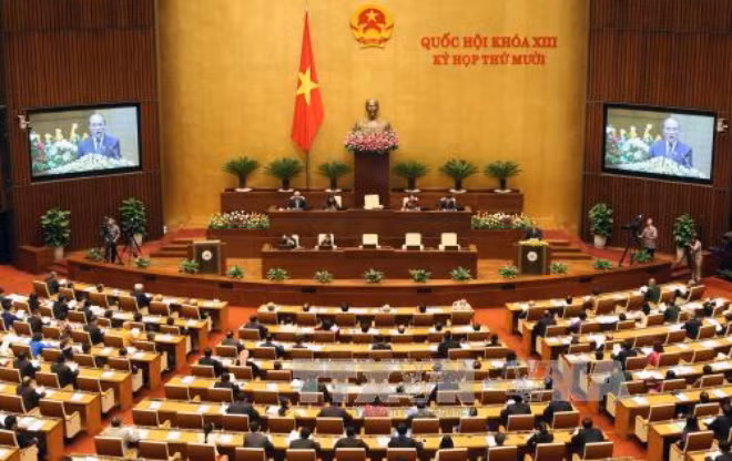 7. Bế mạc kỳ họp thứ 10, Quốc hội khóa XIII Sau hơn một tháng làm việc khẩn trương, nghiêm túc, với tinh thần đoàn kết, dân chủ, trí tuệ và trách nhiệm cao; kỳ họp thứ 10, Quốc hội khoá XIII đã chính thức bế mạc vào chiều 27/11. Phát biểu bế mạc kỳ họp, Chủ tịch Quốc hội Nguyễn Sinh Hùng nhận định: “Kỳ họp đã thành công tốt đẹp, tiếp tục khẳng định niềm tin, trách nhiệm và sự đồng thuận, ủng hộ của Nhân dân”. Quốc hội cũng “trân trọng ghi nhận sự tham gia tích cực, trí tuệ, tâm huyết của các vị đại biểu Quốc hội; sự chuẩn bị công phu, nghiêm túc, trách nhiệm của Chính phủ; tinh thần làm việc tận tụy, trách nhiệm của các cơ quan của Quốc hội và các cơ quan, tổ chức hữu quan trong suốt quá trình chuẩn bị và tiến hành kỳ họp”.
