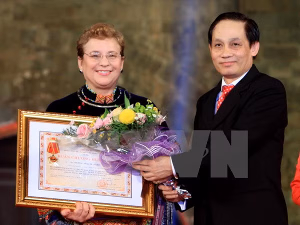 2. Việt Nam tổ chức kỷ niệm 70 năm thành lập UNESCO Tối 23/11, tại khu di sản Hoàng thành Thăng Long, Ủy ban nhân dân thành phố Hà Nội phối hợp với Ủy ban quốc gia UNESCO của Việt Nam long trọng tổ chức lễ kỷ niệm 70 năm thành lập Tổ chức Giáo dục, Khoa học và Văn hóa của Liên hợp quốc (UNESCO). Tại lễ kỷ niệm, đại diện lãnh đạo Bộ Ngoại giao cũng đã trân trọng trao Huân chương lao động hạng Ba, phần thưởng của Đảng, Nhà nước Việt Nam cho Trung tâm bảo tồn di sản Thăng Long-Hà Nội và trao tặng Huân chương hữu nghị cho bà Katherine Muller-Marin, Trưởng Văn phòng đại diện UNESCO tại Hà Nội.