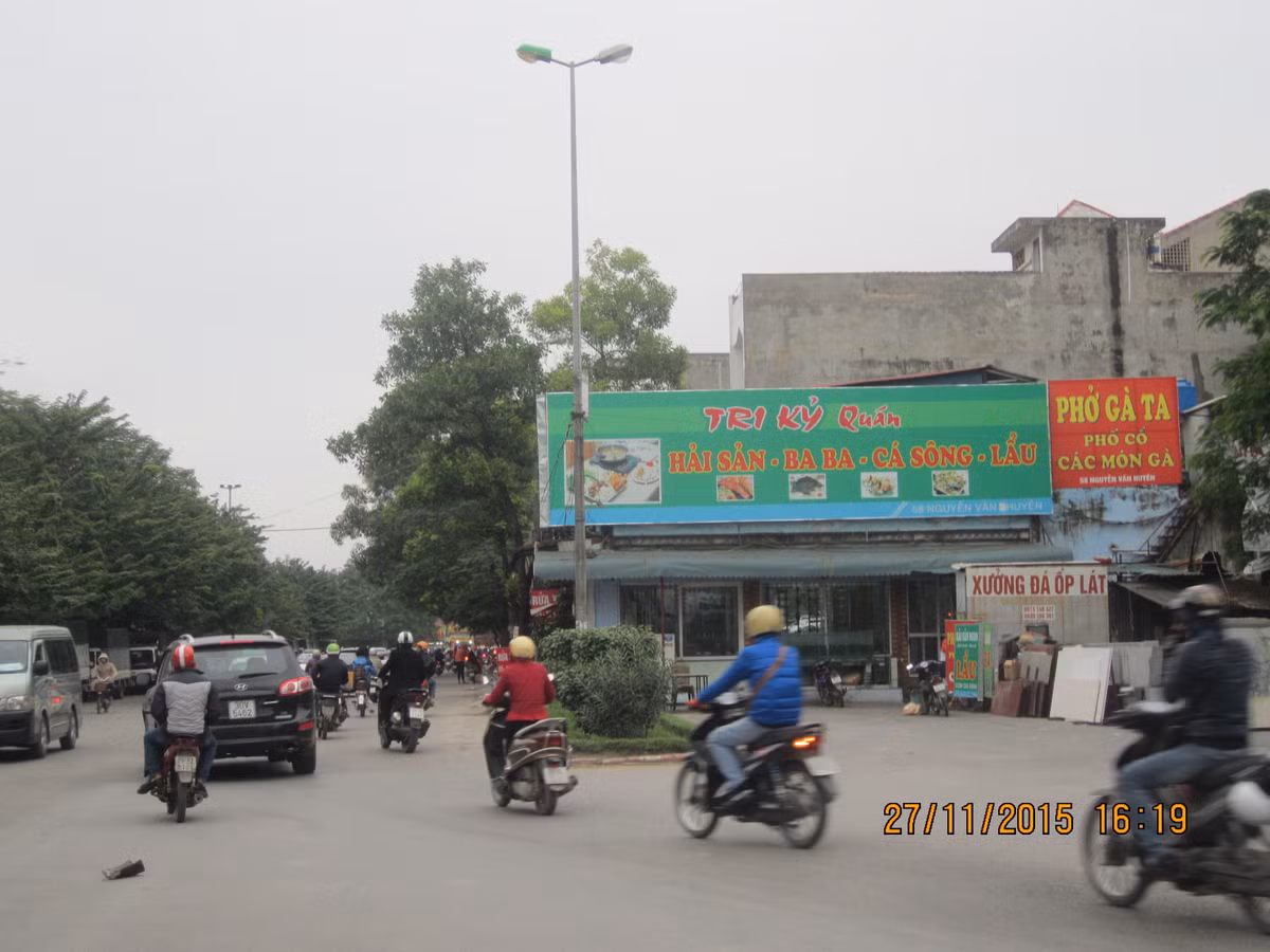 Trong khi đó, ngôi nhà đầu tiên tạo nên nút thắt cổ chai này lại được một khoảng sân rộng hàng chục mét trước cửa để làm chỗ đỗ xe, kinh doanh dịch vụ nhà hàng.