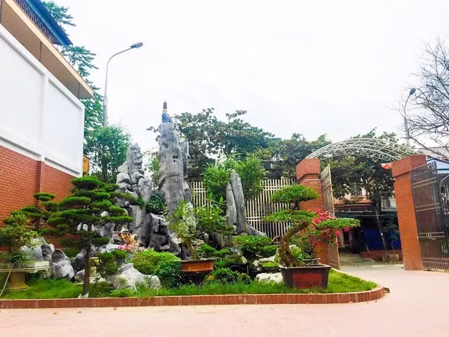 Chưa có nguồn tin chính xác nào cho biết về chi phí mà chủ nhân tòa lâu đài bỏ ra.