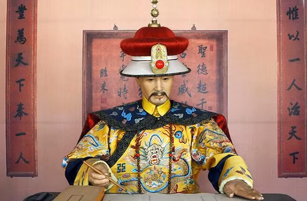 Ung Chính được đánh giá là ông vua siêng năng, cần kiệm và chống tham nhũng quyết liệt. Mục tiêu của Ung Chính là tạo ra một triều đình hiệu quả với chi phí thấp nhất vì vậy khi ông qua đời, quốc khố nhà Thanh cũng nhờ vậy vẫn dồi dào.