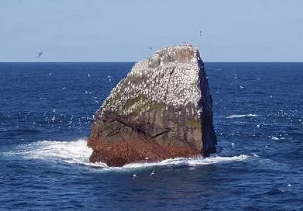 Rockall - một tảng đá rộng khoảng 30 mét đứng sừng sững giữa đại dương, cách bờ biển Vương quốc Anh 466km. Nhưng điều bí ấn ở hòn đảo này là xung quanh nó xảy ra rất nhiều vụ tai nạn tàu thuyền không rõ nguyên nhân.