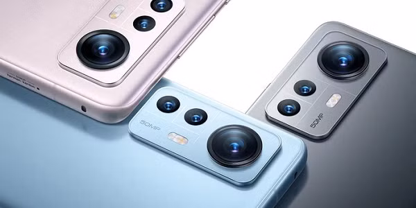 Các kỹ sư của Xiaomi đã cố gắng thu nhỏ bo mạch chủ của Xiaomi 12 để nó mỏng nhẹ và nhỏ gọn một cách đáng ngạc nhiên. Mặc dù vậy ở bên trong Xiaomi 12 vẫn có pin lên đến 4500 mAh và hỗ trợ sạc nhanh 67W thông qua dây cắm và củ sạc. Với sạc không dây, Xiaomi 12 có thể đạt 50W và sạc ngược cho thiết bị khác ở mức 10W.