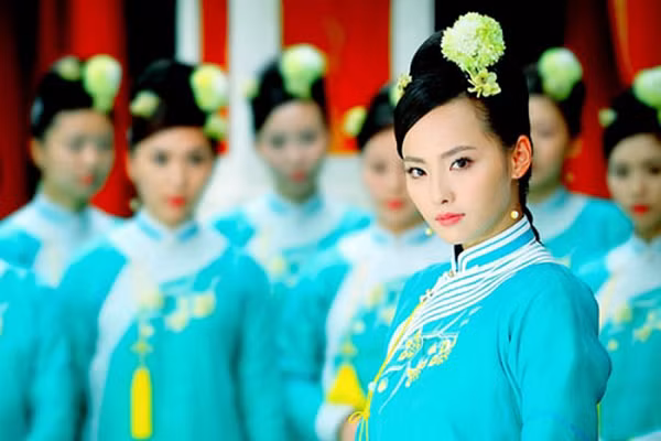Theo các vị hoàng đế, không chỉ riêng bản thân họ, tất cả những người sống và làm việc trong hoàng cung đều phải có một tâm thế kính trọng thần linh như chính họ vậy. Vì vậy, dù có đang ở trong trạng thái ngủ nghỉ, các cung nữ cũng được yêu cầu phải giữ tư thế ngủ trang nhã nhất, không được xúc phạm đến trời xanh.