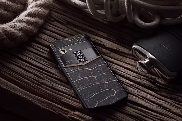 Aster P dùng chip tầm trung Snapdragon 660 kết hợp với RAM 6 GB và ROM 128 GB. Máy có màn hình AMOLED Full HD 4.9 inch, camera trước 20 MP với khẩu độ f/2.2, còn camera sau có độ phân giải 12 MP.