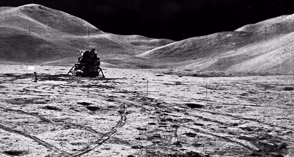 Nhiều người cho rằng đó có thể là một bộ đôi UFO và chúng đang làm nhiệm vụ giám sát, theo dõi tàu Apollo 15. Sự việc được phát hiện vào ngày 27/4/2017 do camera tàu vũ trụ Apollo 15 trực tiếp ghi lại.