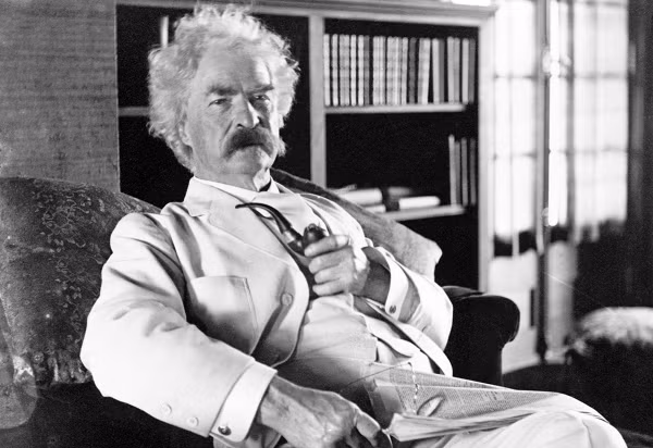 Sao chổi Halley tiếp cận Trái đất và xuất hiện trên bầu trời khi nhà văn Mark Twain được sinh ra vào năm 1835. Ông từng tiên đoán:"Tôi đến cùng sao chổi Halley… Nó sẽ đến một lần nữa… và tôi sẽ ra đi cùng với nó… Đấng Toàn Năng đã nói, không có nghi ngờ gì".