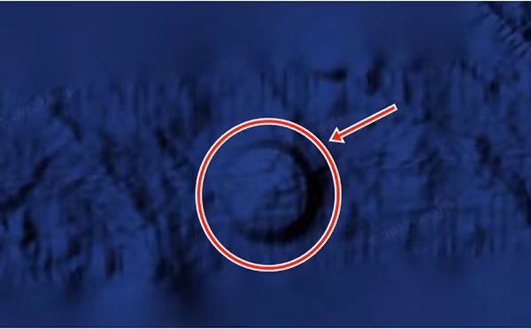 Thợ săn UFO Scott C. Waring đã sử dụng Google Earth và phát hiện ra một vật thể lạ có chiều dài lên tới 5 dặm (hơn 8km) dưới đáy biển gần sa mạc Nazca ở Peru.