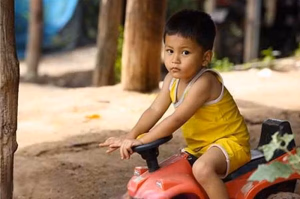 Chanai Choomalaiwong người Thái Lan. khi lên 3 cậu bé bắt đầu nói rằng tiền kiếp của cậu là thầy giáo tên là Bua Kai, người đã bị bắn và giết chết khi đang lái xe đến trường. Cậu bé cầu xin được đưa đến chỗ cha mẹ của thầy Bua Kai, người mà cậu bé xem như cha mẹ của mình.Cậu bé biết ngôi làng mà họ sống và cuối cùng đã thuyết phục được bà của cậu đưa đến đó.