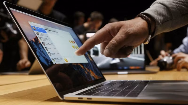 Báo cáo lần đầu tiên được chia sẻ bởi nhà phân tích màn hình Ross Young của DSCC. Theo Young, Apple đang thảo luận với các nhà cung cấp về một sản phẩm mới, dù không sớm ra mắt trong vài năm tới nhưng nó sẽ khá thú vị khi sử dụng một loại màn hình 20 inch có thể gập lại.