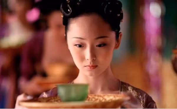 Theo “Sử ký” ghi chép, mỗi ngày sau khi thức dậy việc đầu tiên mà hoàng thượng cần làm đó là “rửa lỗ rồng”. Nghe có phần kỳ cục nhưng đây lại là công việc các cung nữ phải tranh giành nhau mới được làm.