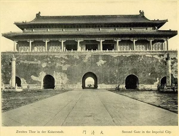 Cũng cùng năm đó, Hốt Tất Liệt đã cho xây dựng hoàng cung của nhà Nguyên. Người phụ trách quản lý đại công trình này là một người Hán tên Lưu Bỉnh Trung, kiến trúc sư chính là một người Ả Rập.
