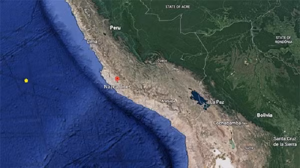 Hình tròn kỳ lạ này nằm ngoài khơi bờ biển gần khu vực đường vẽ Nazca của Peru, một loạt các hình vẽ khổng lồ được người Nazca tạo nên cách đây gần 2.000 năm.