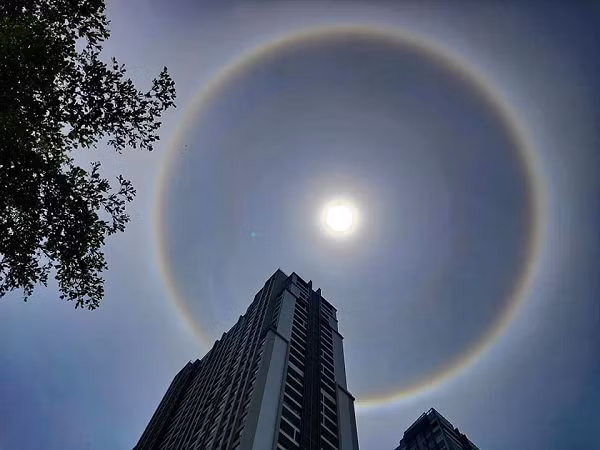 Hiện tượng này thường được quan sát phổ biến ở mặt trăng và ít gặp hơn ở Mặt Trời.