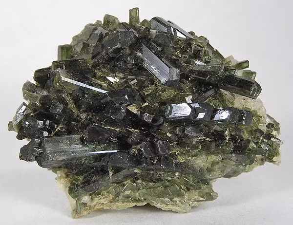 Tên gọi "Hadean" có nguồn gốc từ Hades, vị trí trị vì âm phủ trong thần thoại Hy Lạp, nhằm ám chỉ không hề có một sự sống nào có thể tồn tại trong thời kỳ này vì điều kiện thời tiết cực kì khắc nghiệt kéo dài trong khoảng 700 triệu năm, từ 3.8-4.5 tỷ năm trước.