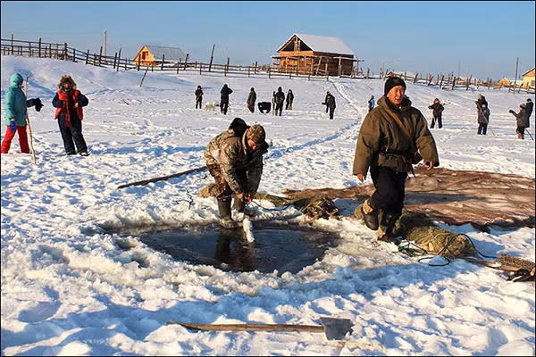 Yakutia chỉ có mùa hè nóng, ngắn ngủi trong khi mùa đông dài, lạnh giá. Trong 7 tháng ròng rã, mặt đất bị bao phủ bởi tuyết và băng giá. Tại một số khu vực, băng không bao giờ tan - đây chính là lớp băng hà vĩnh cửu nổi tiếng.