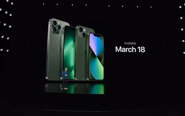 Nhiều người đã nói Samsung chỉ biết chế giễu Apple mà không nghĩ đến việc họ đã nhiều lần “đi theo” nhà Táo, từ bỏ jack 3,5mm đến bỏ sạc ra khỏi hộp.