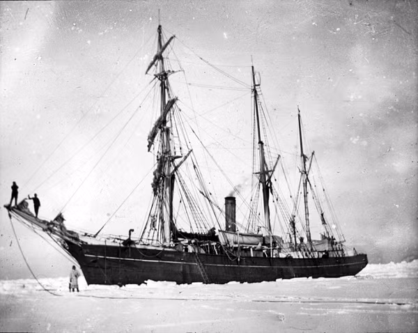 Tàu Endurance khởi hành từ cảng Plymouth (Anh) vào tháng 8/1914, ngay sau thời điểm châu Âu lún vào Chiến tranh Thế giới thứ nhất. Cuộc thám hiểm mang tên “The Imperial Trans-Antarctic” do Shackleton đứng đầu và đây là nỗ lực đầu tiên trên thế giới khám phá lục địa Nam Cực bằng đường bộ.