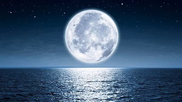 Cụ thể, Mặt Trăng kiểm soát độ dài của ngày và thủy triều đại dương, ảnh hưởng đến chu kỳ sinh học của tất cả các dạng sống trên hành tinh. Nó cũng đóng góp vào việc điều chỉnh khí hậu Trái Đất thông qua việc ổn định trục quay của hành tinh.