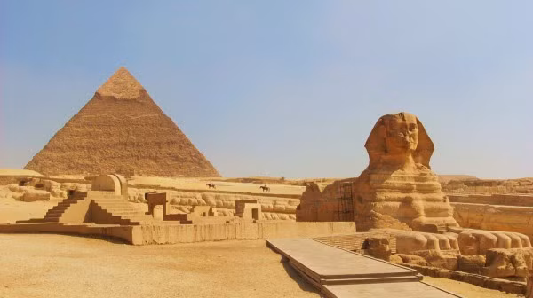 Họ cũng hy vọng sẽ tìm ra chức năng của khoảng trống đó; khả năng tuyệt vời nhất là phần mở đầu là ngôi mộ ẩn giấu của Khufu. Một khả năng trần tục hơn là cái hốc đóng một số vai trò trong việc xây dựng kim tự tháp.