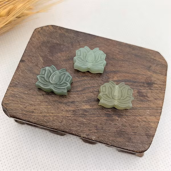 Ngọc Hòa Điền còn có tên gọi khác là Ngọc Bích Tân Cương, nó được tìm thấy ở sườn núi phía bắc Côn Luân - Tân Cương của Trung Quốc. Loại Ngọc này còn có màu sắc đa dạng như: Xanh lam, xanh lục, trắng, đen, vàng,...và hầu hết đều là đơn sắc.
